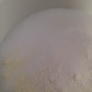 1. Этап. Печенье воздушное: Муку просейте в глубокую посуду, добавьте сахар, разрыхлитель, сухое молоко и щепотку соли. Все хорошо перемешайте.