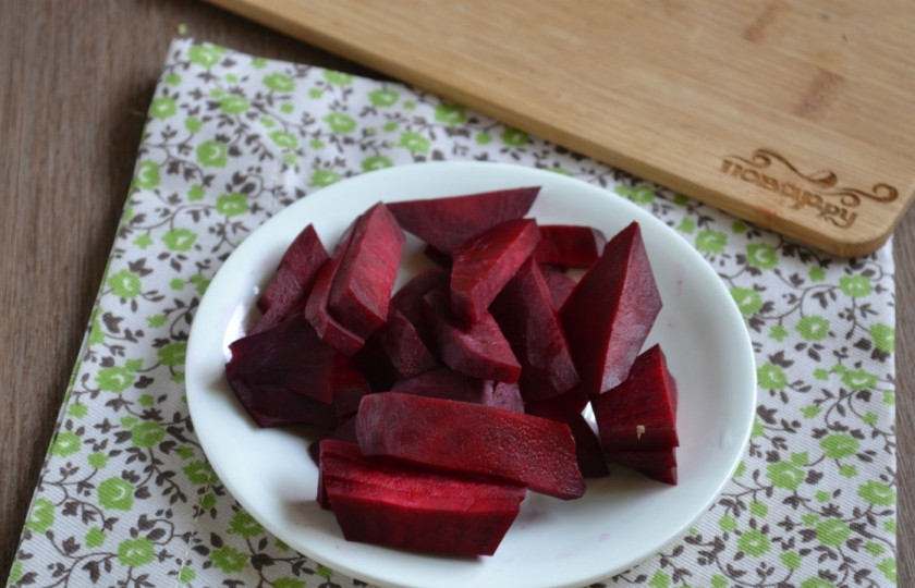 1. Этап. Капуста, маринованная со свеклой в банке: Свеклу порежьте достаточно крупными брусочками, примерно по полсантиметра толщиной.