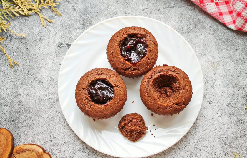 1. Этап. Капкейки с кремом чиз: У каждого капкейка ножом удалите часть середины и заполните джемом.