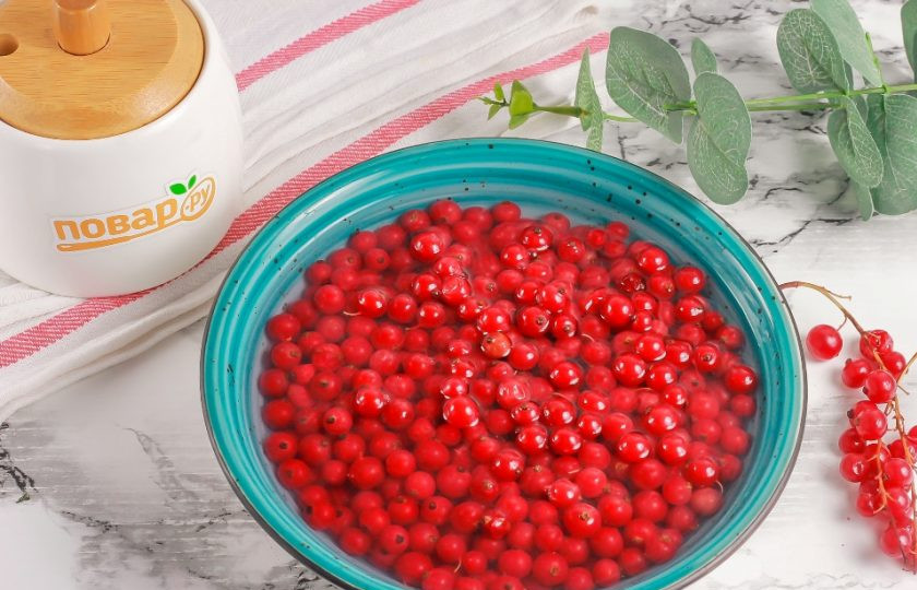 1. Этап. Джем из красной смородины с желфиксом: Снимите ягоды с веточек и высыпьте в глубокую емкость: салатник или миску. Залейте холодной водой и тщательно промойте.