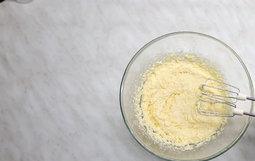 1. Этап. Простой кулич без дрожжей: 2. Потом добавьте мягкое мелко нарезанное сливочное масло и взбейте все миксером до получения однородной консистенции. Далее добавьте творог, перебитый со сметаной, и все перемешайте.