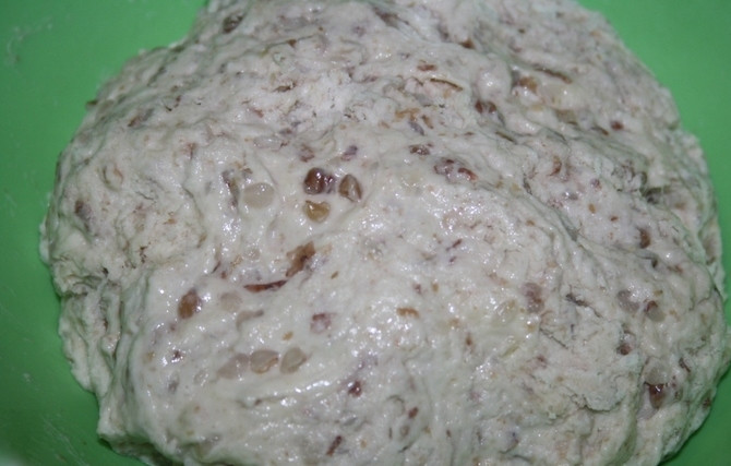 1. Этап. Гречневый хлеб: 6. Постепенно подсыпая рисовую муку, замешиваем тесто. Оно будет липнуть к рукам. Поэтому обмазываем руки растительным маслом и формируем шар из теста и оставляем его подходить.