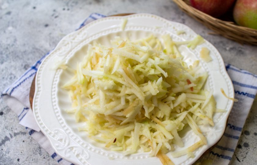 1. Этап. Яблочные вафли ПП: Натрите яблоки на терке.