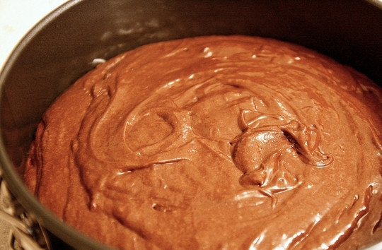 1. Этап. Бисквит с творожным кремом: Разогрейте духовку до 180 градусов. Бисквитное тесто выложите в форму для выпекания, предварительно смазав ее небольшим кусочком сливочного масла. Выпекайте 35-40 минут (до готовности).