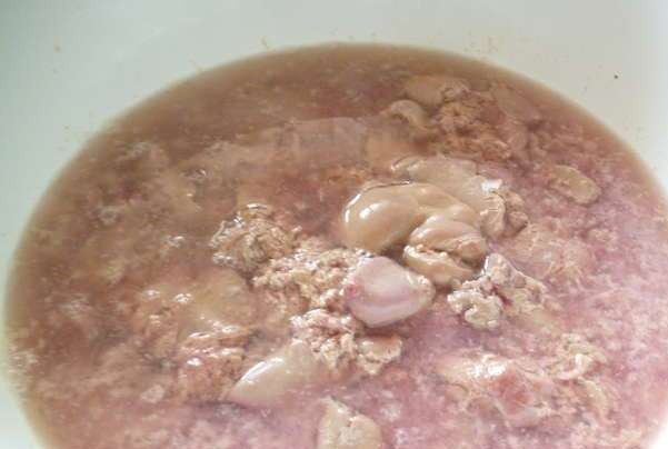 1. Этап. Печеночные котлеты с грибами: Печень очистите и обдайте кипятком. Слейте воду, а печень тоже остудите.