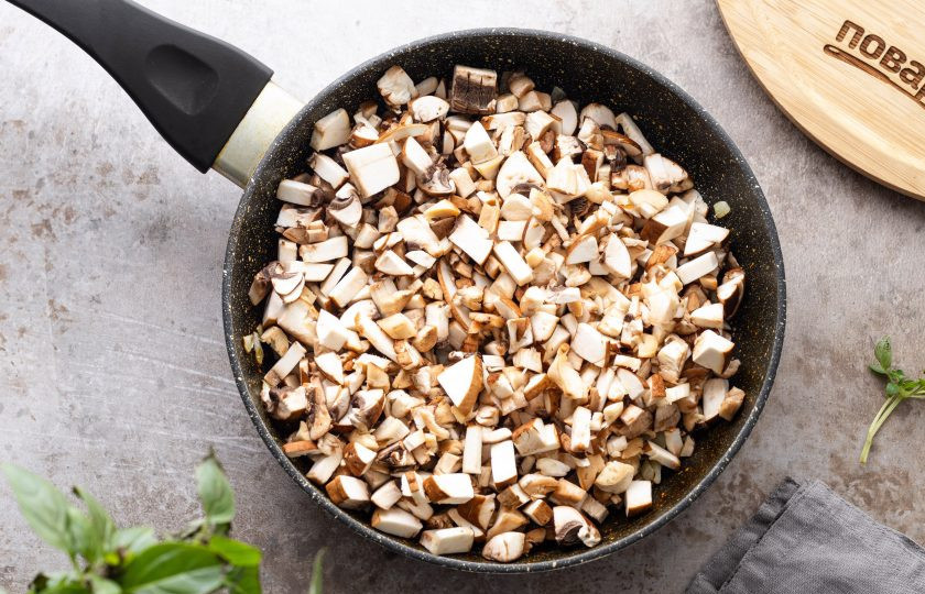 1. Этап. Постные ленивые вареники: Затем добавьте грибы и жарьте все вместе до золотистого цвета. В конце посолите и поперчите по вкусу.