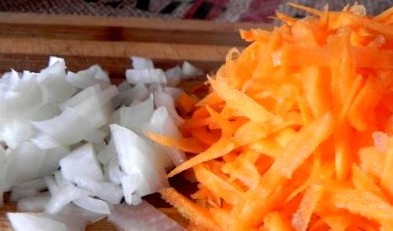 1. Этап. Суп с фрикадельками без зажарки: Нарезаем картошку кубиками. Трем на терке морковь. Берем оставшийся лук. Мы готовим суп без зажарки, поэтому будем закидывать овощи прямо в сыром виде.