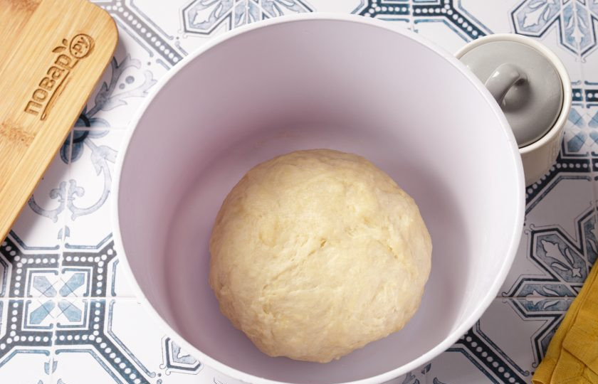 1. Этап. Калмыцкие борцоки: Придайте тесту форму шара, накройте плёнкой и оставьте в тёплом месте до увеличения в объёме на 1-1,5 часа.