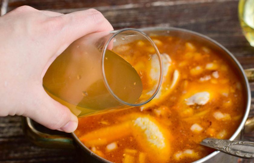 1. Этап. Рассольник по-россошански: Туда же влейте рассол. Перемешайте. Варите рассольник еще минут 5. Затем отключите огонь и дайте ему настояться хотя бы минут 10.