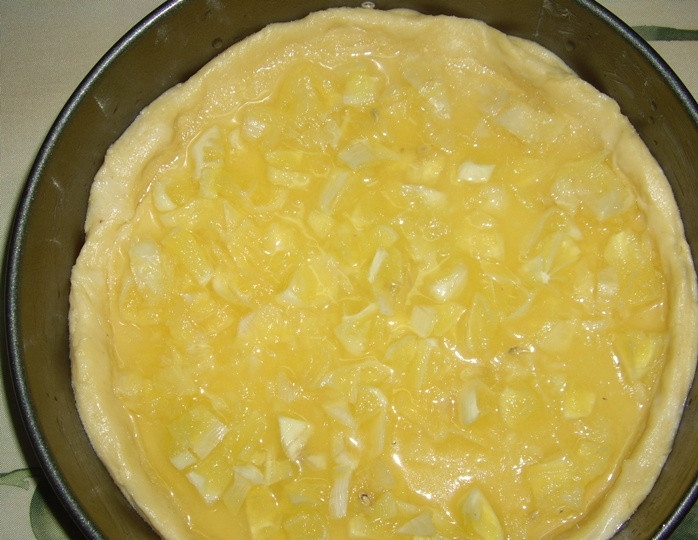 1. Этап. Лимонник (пирог из дрожжевого теста): Тем временем лимоны почистите и их мякоть нарежьте средними кусочками. Затем выложите их на сахар.