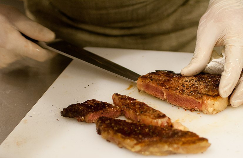 1. Этап. Стейк на сковороде-гриль: Вот и готов наш стейк на сковороде-гриль! Перед подачей можно разрезать, кто как любит. Приятного аппетита!