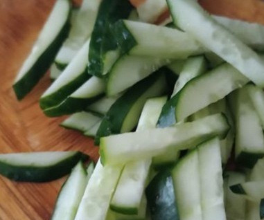 1. Этап. Салат с кальмарами: Огурец нарезать уже соломкой. И в миску его!