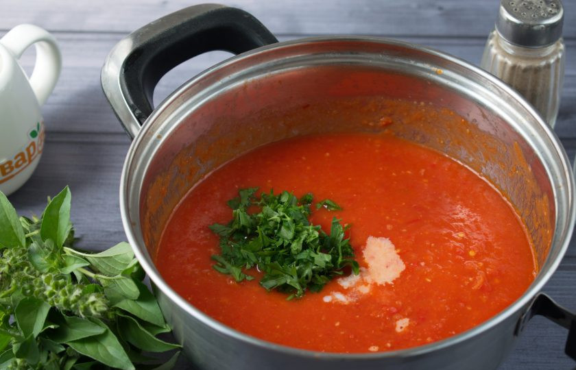 1. Этап. Суп томатный: 6. Перелейте томатный суп в кастрюлю, влейте сливки, рубленую зелень, пробейте блендером, доведите до кипения, варите в течение 1 минуты. Снимите с огня.