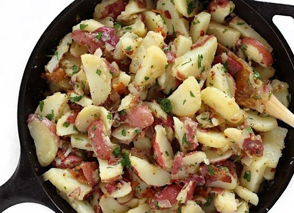 1. Этап. Деревенский картофельный салат: 6. Аккуратно перемешайте.