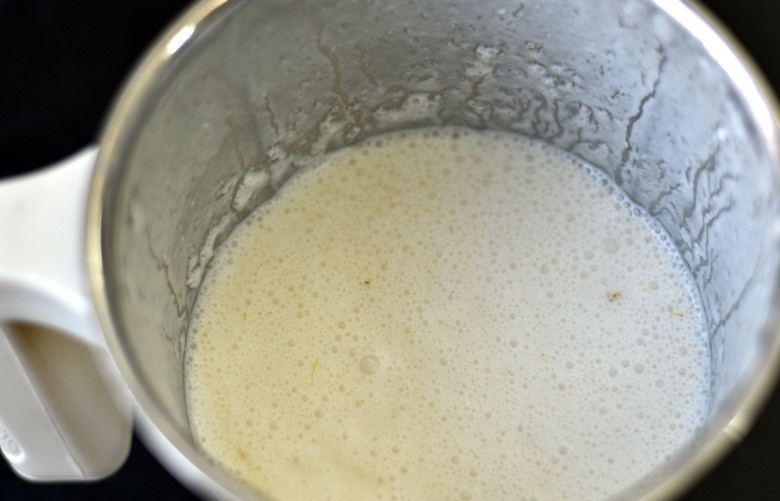 1. Этап. Соленый ласси: 3. Кремообразный ласси украсьте мятой перед подачей.