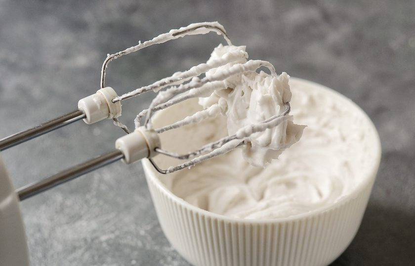 1. Этап. Кокосовое парфе: Миксером взбейте охлажденное кокосовое молоко с сахаром и ванильным экстрактом до однородной консистенции.