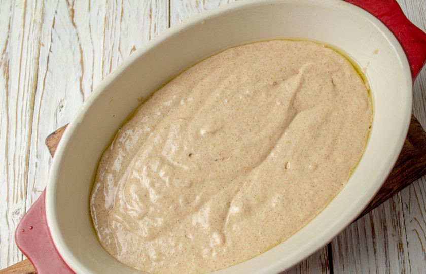 1. Этап. Миндальный пирог со сливами: Форму для выпечки смажьте растительным маслом, вылейте тесто.