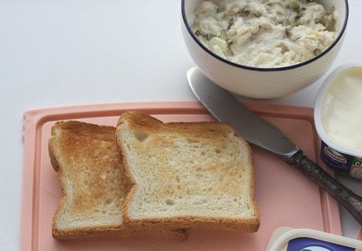 1. Этап. Рыбный паштет: Подсушите ломтики хлеба в тостере или на сковороде.