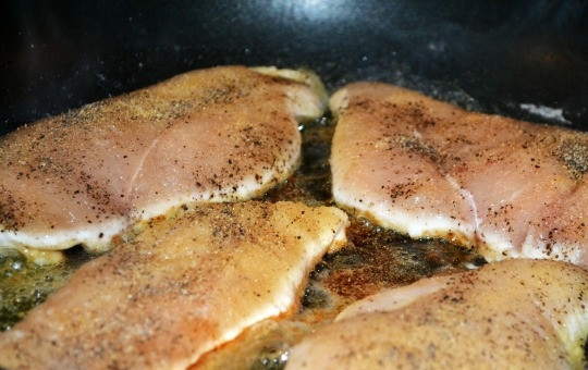 1. Этап. Куриная грудка с картофелем: 3. Вымойте куриные грудки, посолите и поперчите их. Разогрейте сковороду с растительным маслом и выложите мясо.