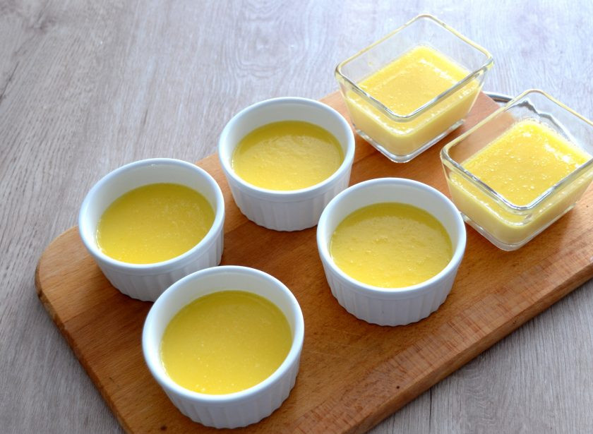 1. Этап. Суфле Крем-брюле: Разогрейте духовку до температуры 165 градусов, запекайте 20-25 минут. Время запекания зависит от желаемой консистенции суфле. При вынимании из духовки оно должно слегка колыхаться. Поставьте для охлаждения в холодильник примерно на 2 часа.