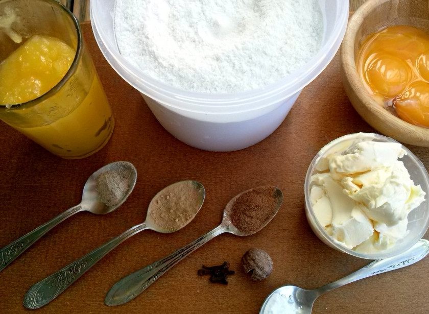 1. Этап. Пряники классические: Для пряничного теста нам понадобятся вот такие ингредиенты.