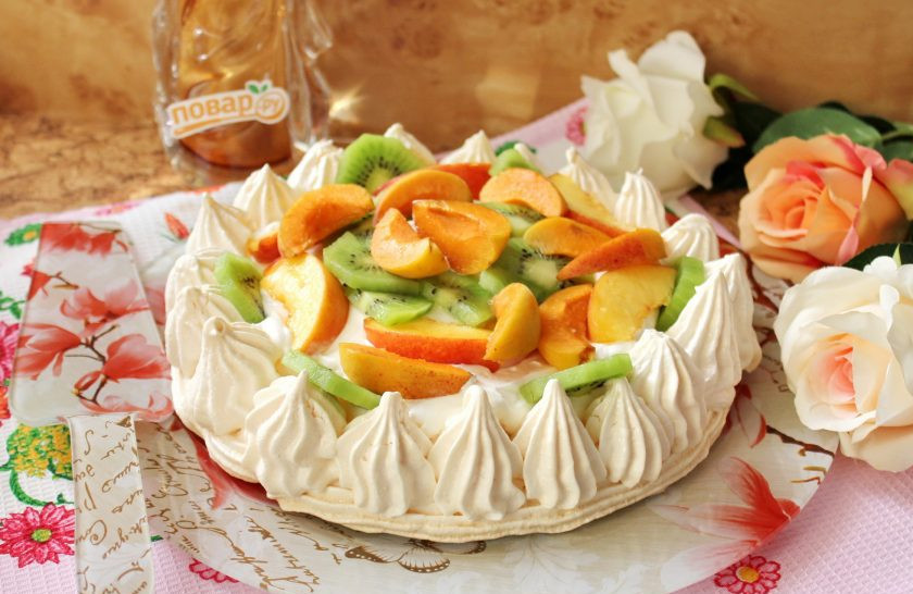 1. Этап. Безе Павлова: На безе выложите нарезанные фрукты.