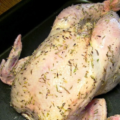 1. Этап. Цыпленок с чесноком и тимьяном: Рецепт простейший, поэтому фотографий немного. Итак, цыпленка вымоем, обильно натрем тимьяном, солью и перцем внутри и снаружи. Внутрь кладем немного раздавленных плоской стороной ножа зубчиков чеснока, ножки связываем - чтобы чеснок не вывалился.