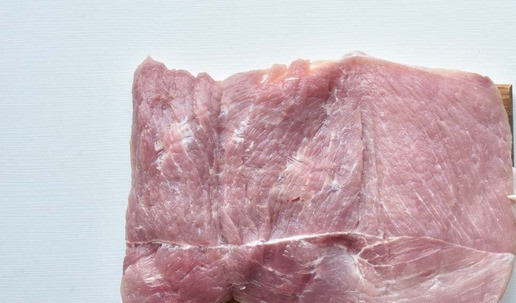 1. Этап. Рулет из свинины с цветной капустой: Что бы нарезать кусок мяса на рулет, делаю разрез по центру куска не до конца. Затем с обеих сторон делаю поперечные глубокие надрезы внутри получившихся кусков также не доводя нож до краев. Раскрываю кусок как книгу.