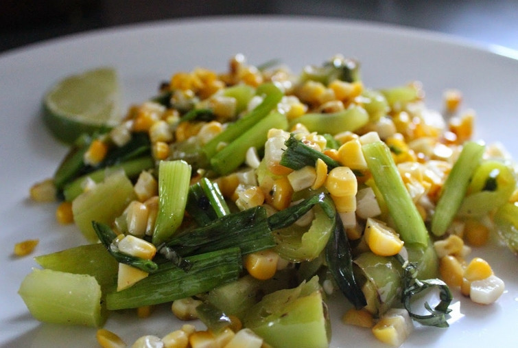 1. Этап. Cалат из кукурузы и курицы: Выкладываем на широкую тарелку обжаренные овощи. Кукурузу очищаем и отправляем зерна на тарелку. Поливаем оливковым маслом и лимонным соком.