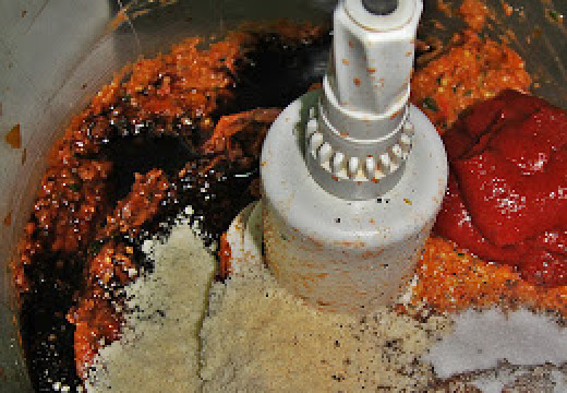 1. Этап. Песто из вяленых помидоров: К измельченной массе добавить томатную пасту , специи и сыр.