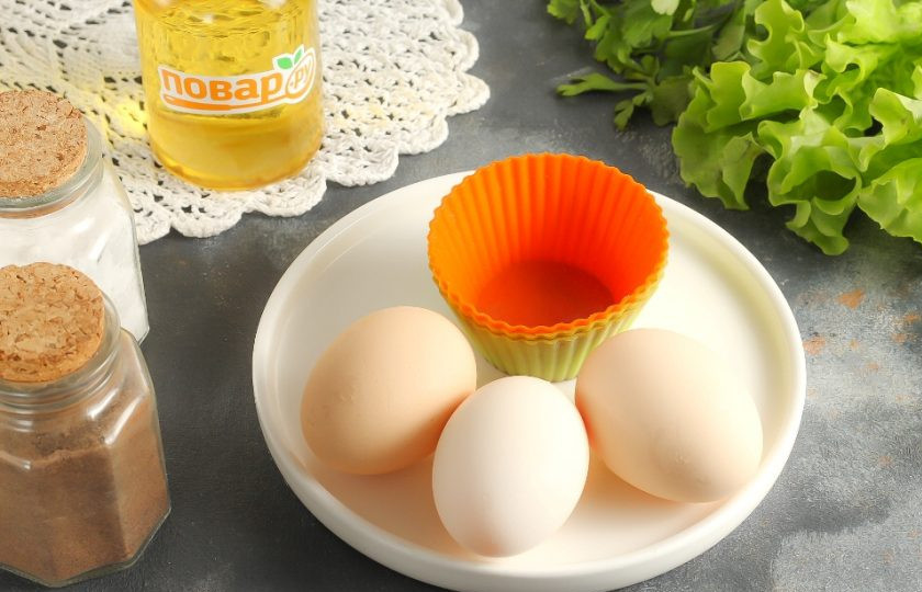 1. Этап. Яйцо пашот в силиконовой форме: Подготовьте указанные ингредиенты. Яйца используйте свежие, лучше всего — фермерские с яркими желтками.