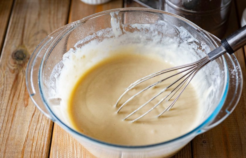 1. Этап. Панкейки с содой: Перемешайте все до получения однородного теста. По консистенции тесто должно падать с ложки, а не стекать.