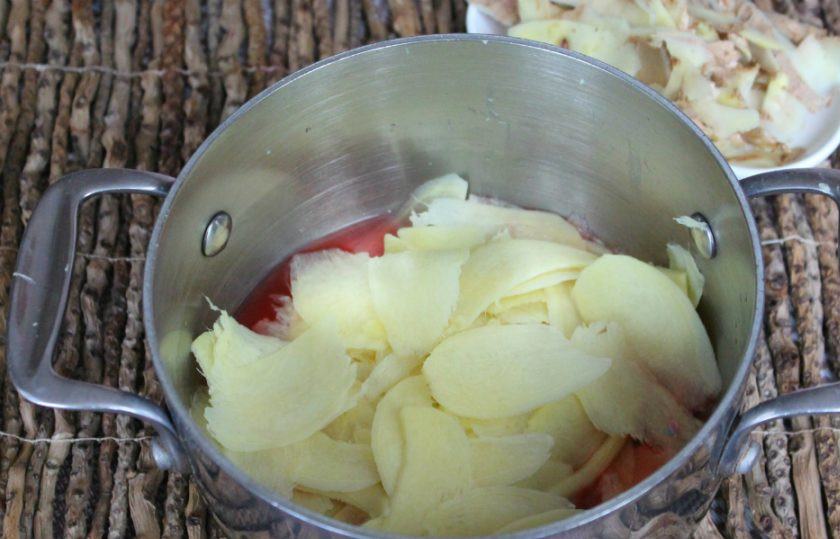 1. Этап. Имбирь маринованный в яблочном уксусе: Имбирь чистим. С помощью овощечистки нарезаем его тонкими пластинами. Имбирь добавляем в кастрюлю.