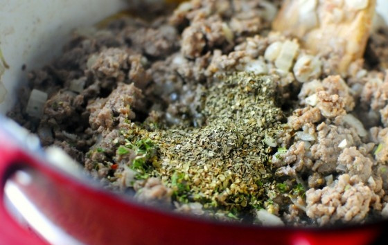 1. Этап. Лазанья Барилла: 4. Посолите, поперчите по вкусу. Добавьте специи. Лучше всего использовать в классическом рецепте лазаньи 