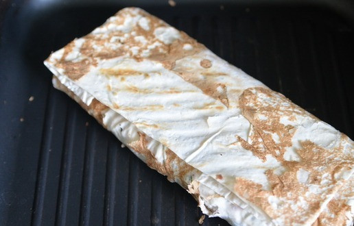 1. Этап. Завертон с индейкой и пикантным соусом: Подсушиваем завертон на сковороде гриль или на мангале с обеих сторон.