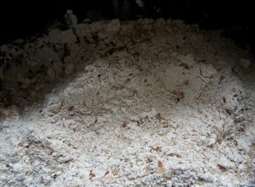 1. Этап. Отрубной хлеб на горчичном масле: Просейте муку и добавьте в ведерко. Всыпьте отруби и семена льна.