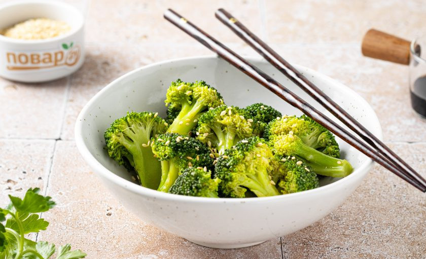 1. Этап. Брокколи с кунжутом: Перед подачей посыпьте брокколи жареным кунжутом. Приятного вам аппетита!