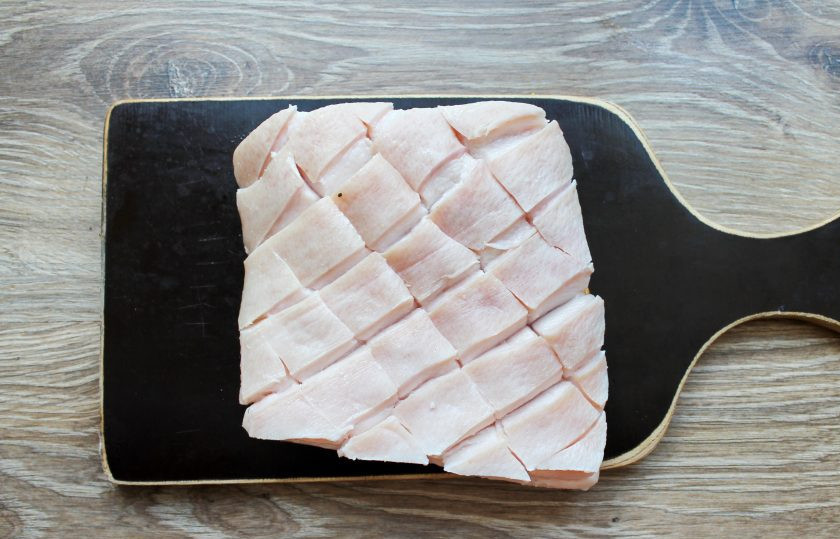 1. Этап. Свинина по-датски: Свинину сполосните, и жесткой мочалкой хорошенько потрите кожу. Обсушите свинину бумажным полотенцем и сделайте разрезы со стороны кожи, прорезая только ее, не доходя до мяса.