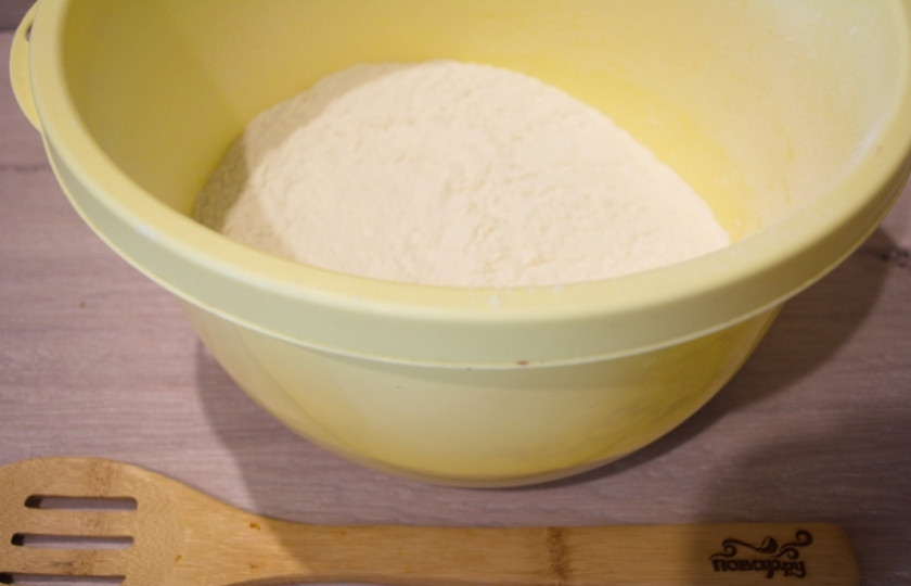 1. Этап. Пирожки с капустой духовые: Для приготовления теста просейте муку. В отдельной мисочке смешайте 1 стакан молока, 1 столовую ложку сухих дрожжей, 1 ч. ложку соли и 2 столовые ложки сахара. Дрожжи 
