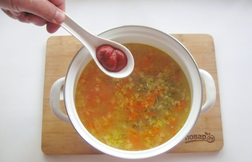 1. Этап. Рассольник без картошки: Рассольник посолите по вкусу, можно поперчить. Выложите томатную пасту.