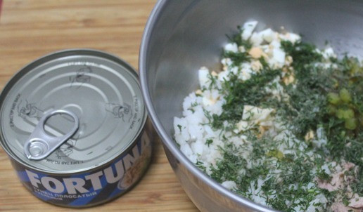 1. Этап. Салат с тунцом и маринованными огурцами: Добавить укроп, майонез, соль и перец по вкусу. Перемешать и откорретировать по вкусу.