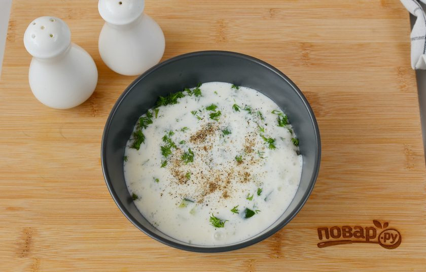 1. Этап. Кефирный суп для похудения: Добавьте по щепотке соли и перца.