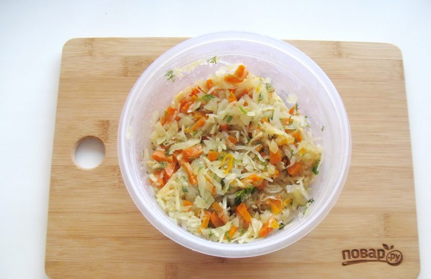 1. Этап. Жареные картофельные пирожки с квашеной капустой: Посолите начинку по вкусу и перемешайте.