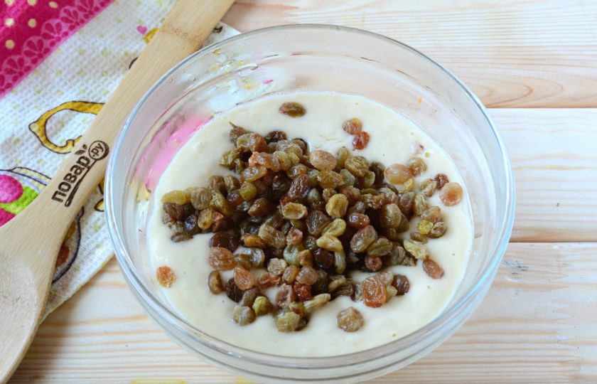 1. Этап. Торт Министерский: Первую часть смешайте с изюмом, отжатым от жидкости.