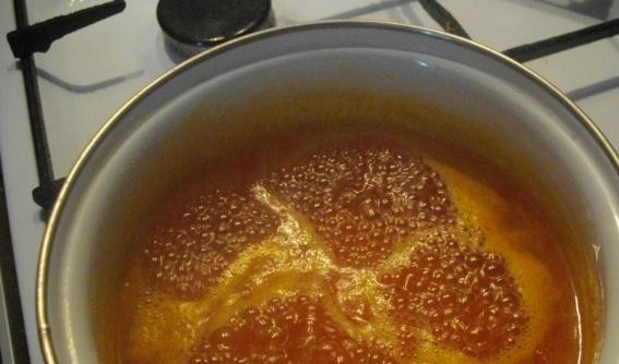 1. Этап. Густое варенье из облепихи: 3. Проварив около 20 минут ягоды, снимите их с огня и дайте остыть, а в воду добавьте 0,5 кг сахара и проварите сироп еще около 15 минут на слабом огне.