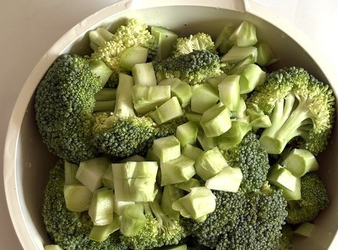 1. Этап. Куриное филе с брокколи и булгуром: Брокколи разобрать на соцветия, кочерыжку мелко нарезать (зачем её выкидывать), помыть под проточной водой и сварить в течении 2-3 минут. Слить воду с брокколи и обдать холодной водой.