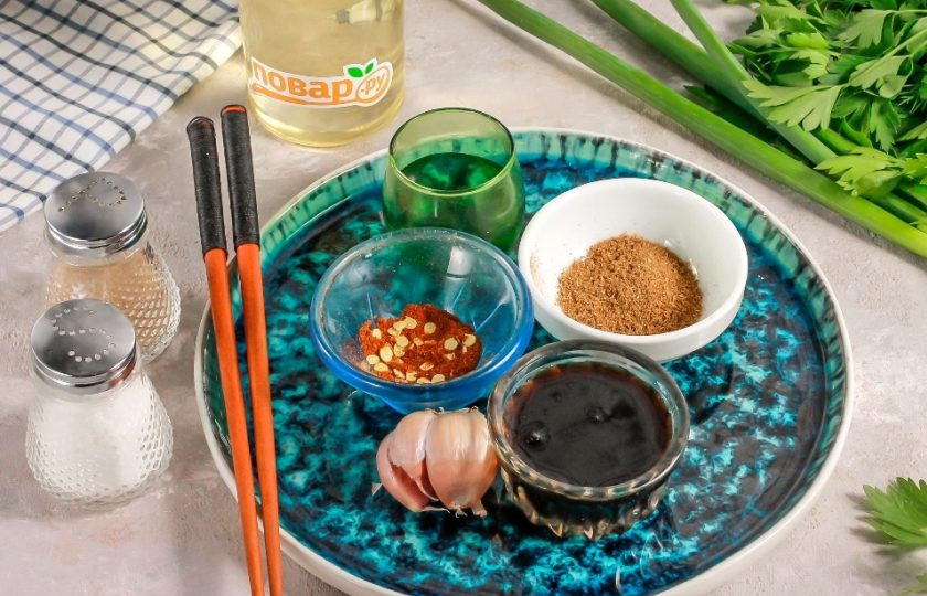 1. Этап. Заправка для корейских салатов: Подготовьте указанные специи, пряности, масло и соусы.