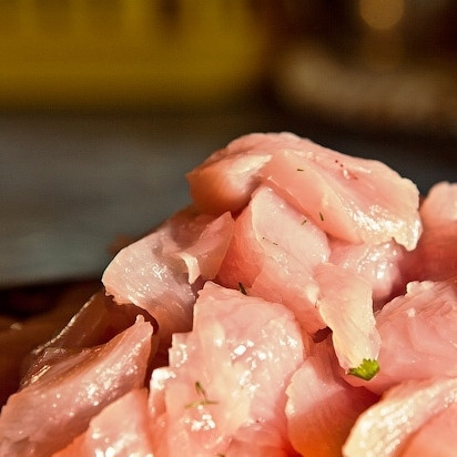 1. Этап. Стеклянная лапша с индейкой и шпинатом: Индейку разрезаем на кубики стороной примерно 1 см.