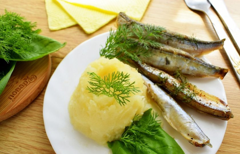 1. Этап. Мойва, запеченная в фольге в духовке: Подавайте с любимым гарниром и свежей зеленью. Приятного аппетита!