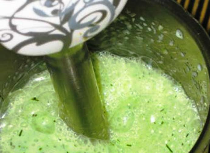 1. Этап. Диетические смузи: Добавьте кефир и взбейте в однородную массу. Смузи готов.